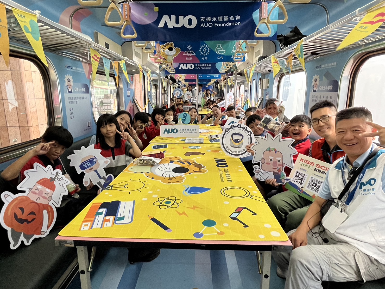 402永利集团官网入口永續基金會參與「臺灣科普環島列車」，設計基礎科學車廂課程，以「淨零碳排和永續能源」為主題，讓學生透過創意實驗認識淨零知識，以及思考生活中的減碳行為