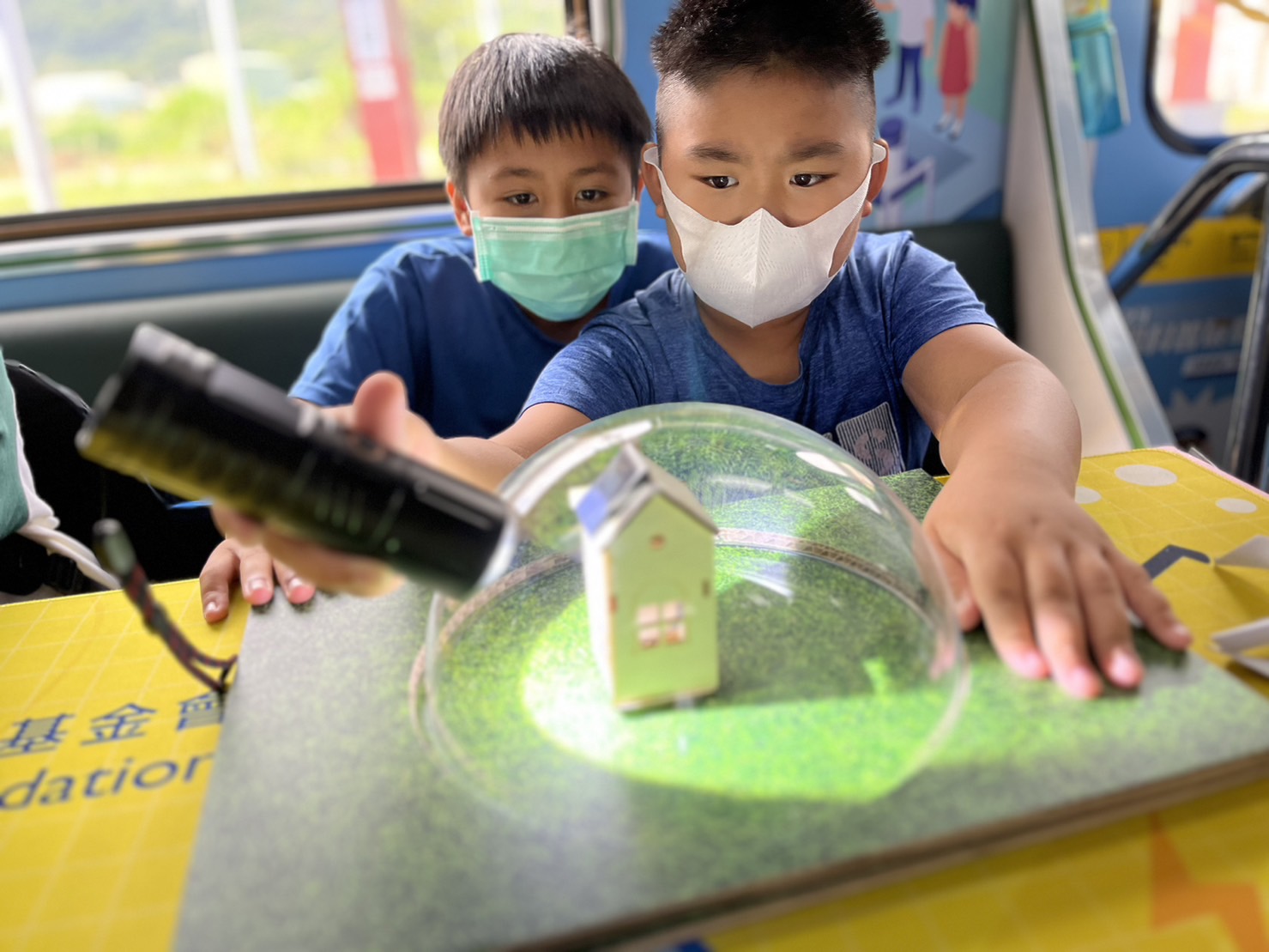 402永利集团官网入口參與基礎科學主題車廂，以STEAM教學精神，設計「逐日科學家」、「太陽能工程師」以及「淨零建築師」三大能源科普課程和實驗