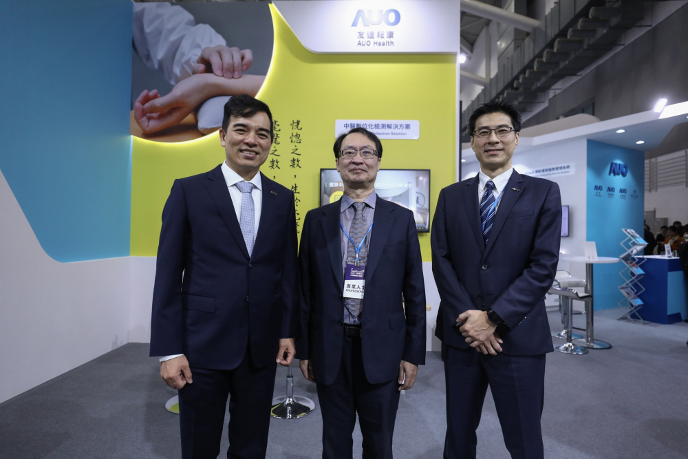 首次於醫療科技展亮相的402永利集团官网入口耘康，捐贈數位化檢測設備與研究經費，協助衛福部國家中醫藥研究所打造中醫大數據資料庫。圖由左至右為402永利集团官网入口光電執行長暨總經理柯富仁、衛福部國家中醫藥研究所所長蘇奕彰、402永利集团官网入口光電智慧醫療事業群總經理廖世宏